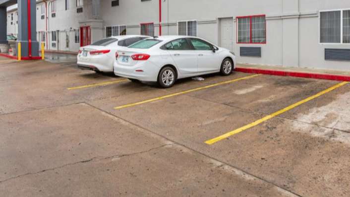 Motel 6 TUL Airport Parking