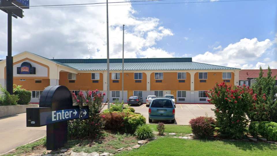Motel 6 TUL Airport Parking