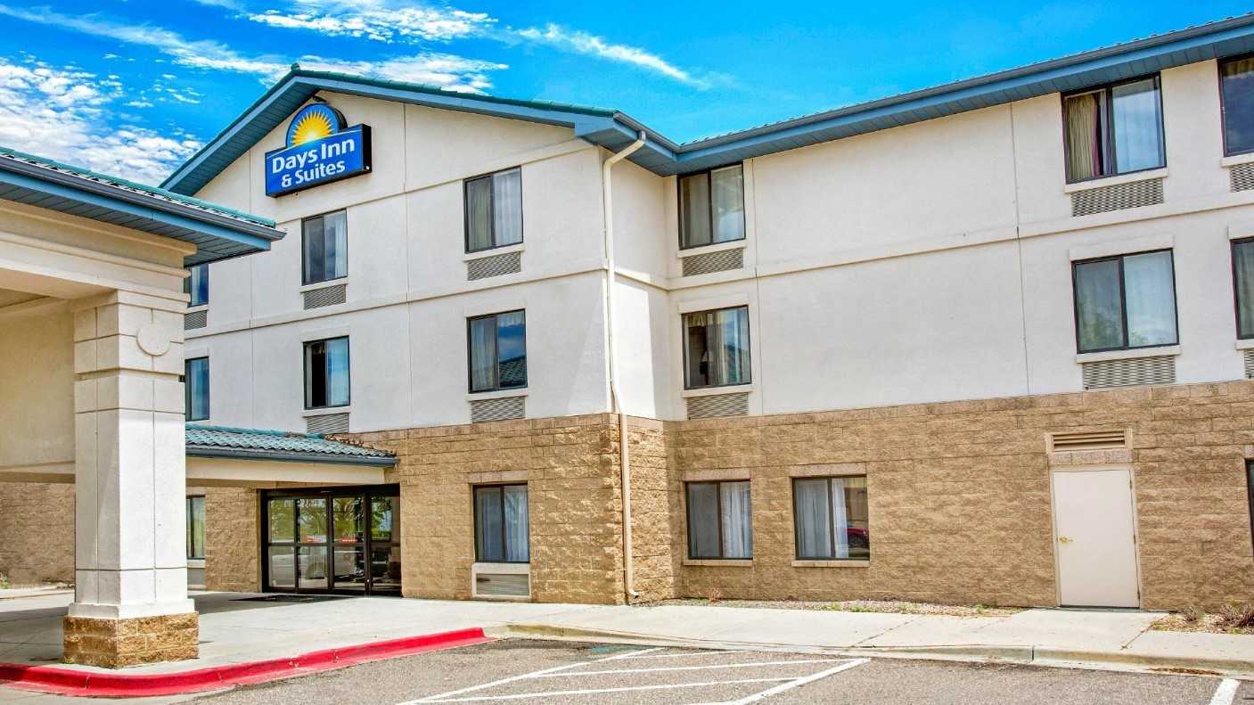 Days Inn & Suites by Wyndham DEN Airport Parking
