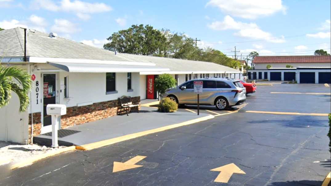 Deluxe Inn SRQ Airport Parking