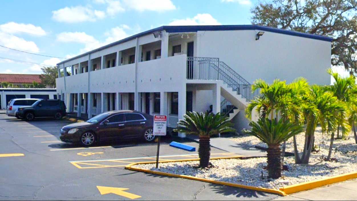 Deluxe Inn SRQ Airport Parking