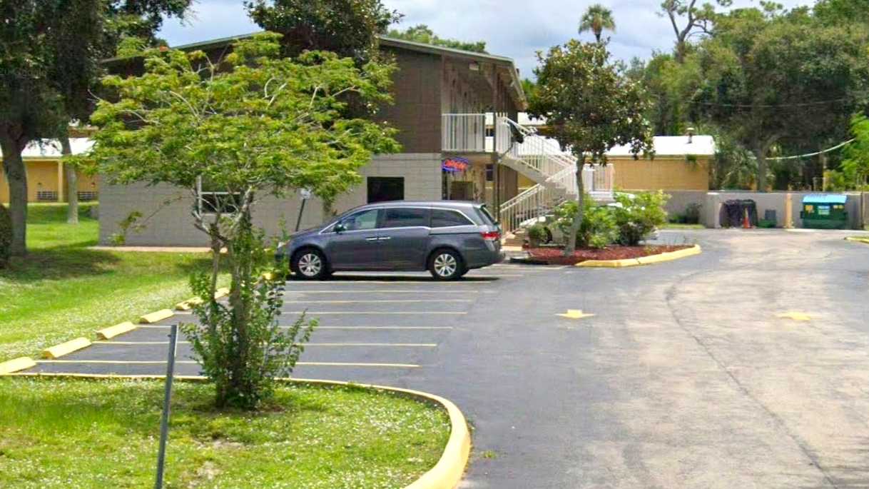 Host Inn DAB Airport Parking