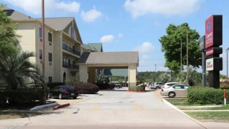 Comfort Suites IAH Airport Parking