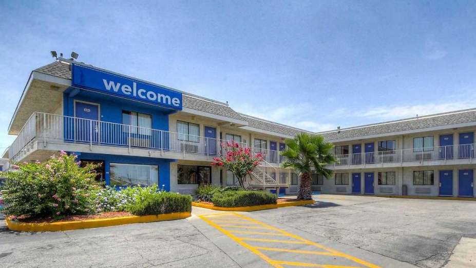 Motel 6 SAT Airport Parking