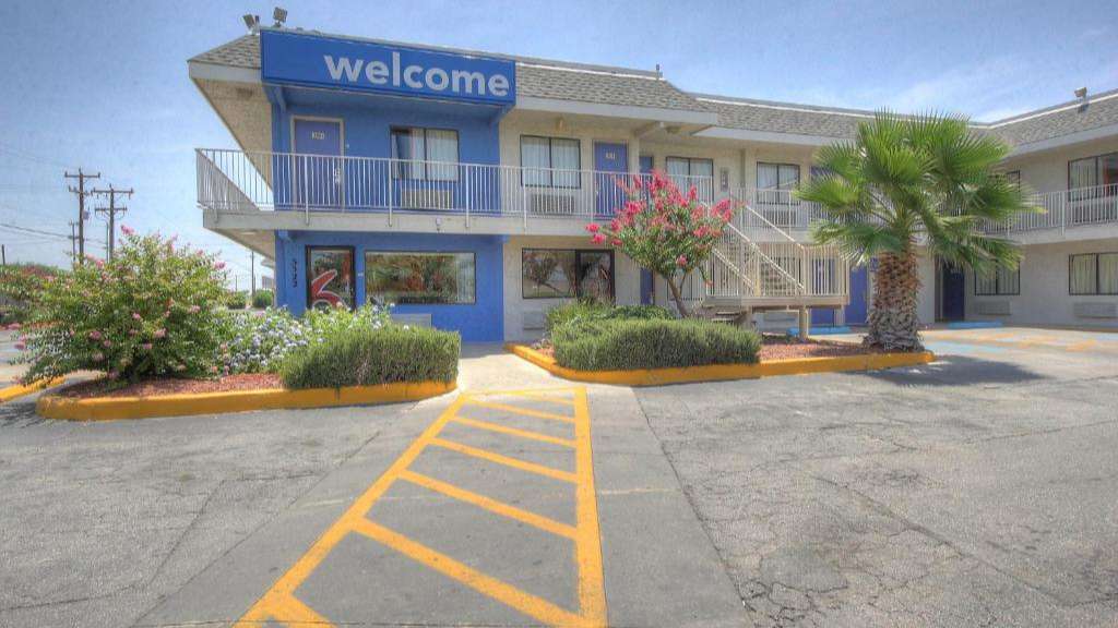 Motel 6 SAT Airport Parking