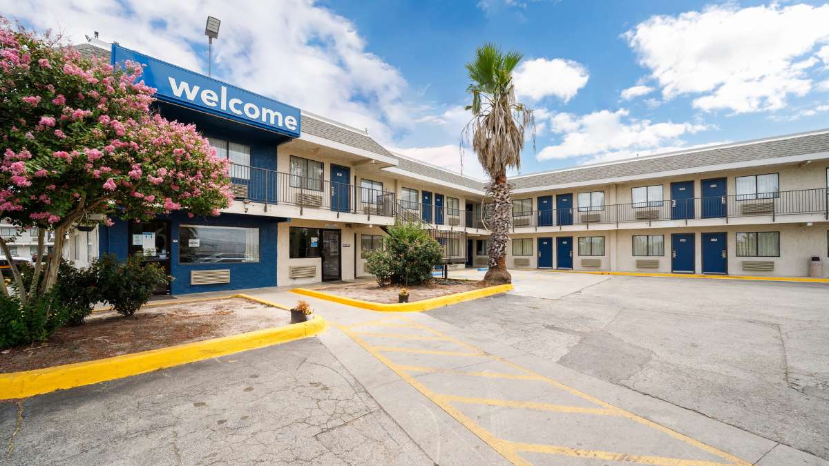 Motel 6 SAT Airport Parking