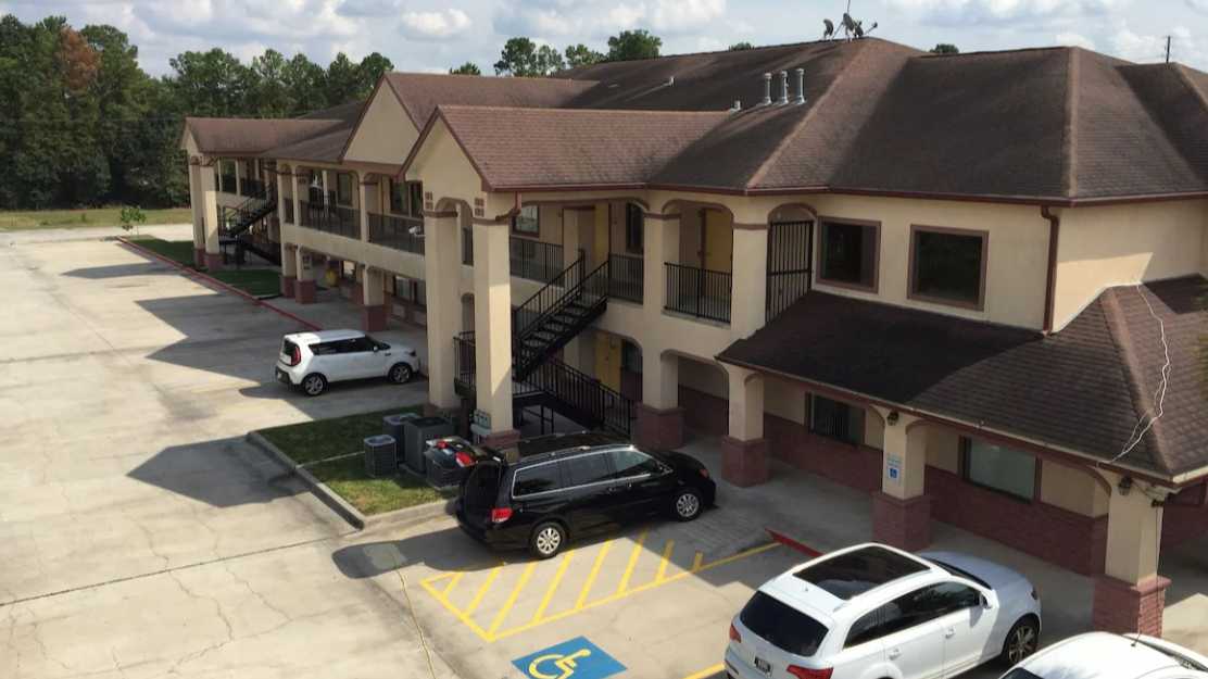 Belleza Inn and suites IAH Airport Parking