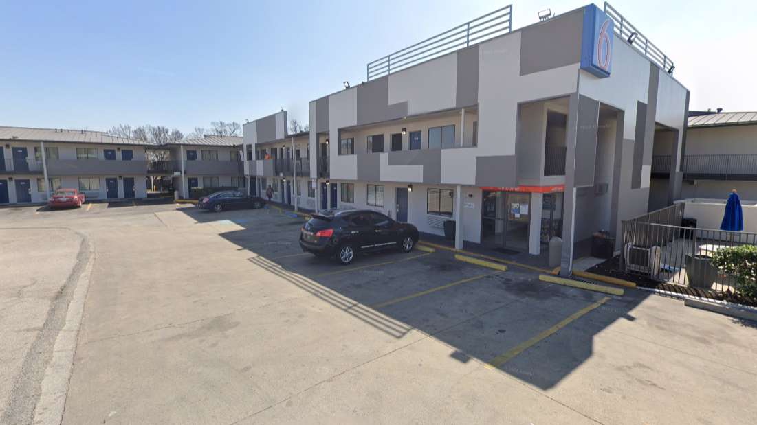 Motel 6 South AUS Airport Parking