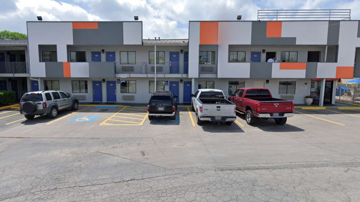 Motel 6 South AUS Airport Parking