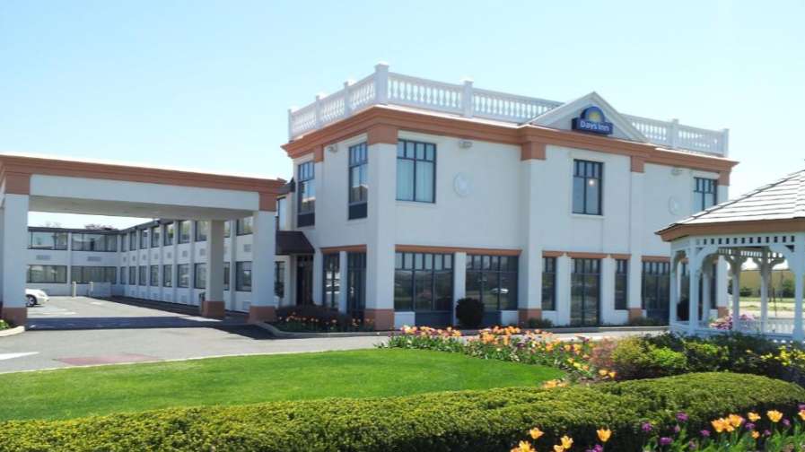 Days Inn by Wyndham BDL Airport Parking 