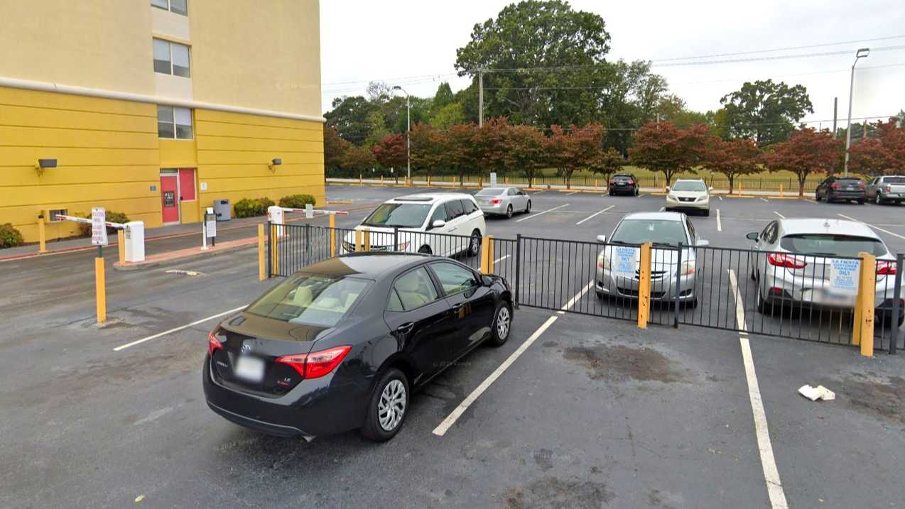 Holiday Inn Express  ATL Airport Parking