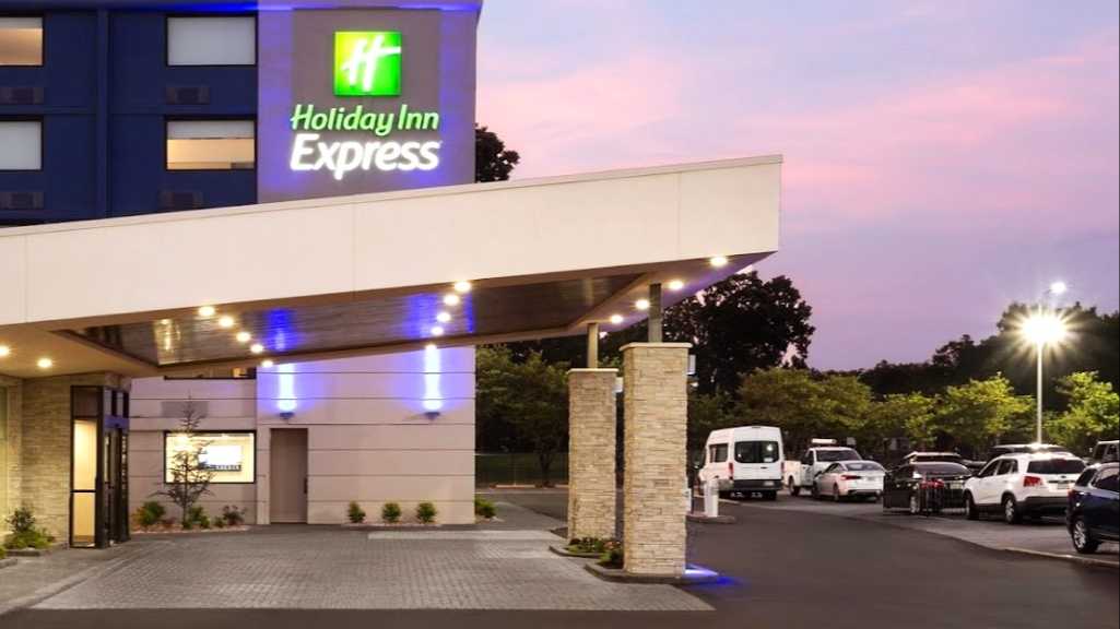 Holiday Inn Express  ATL Airport Parking