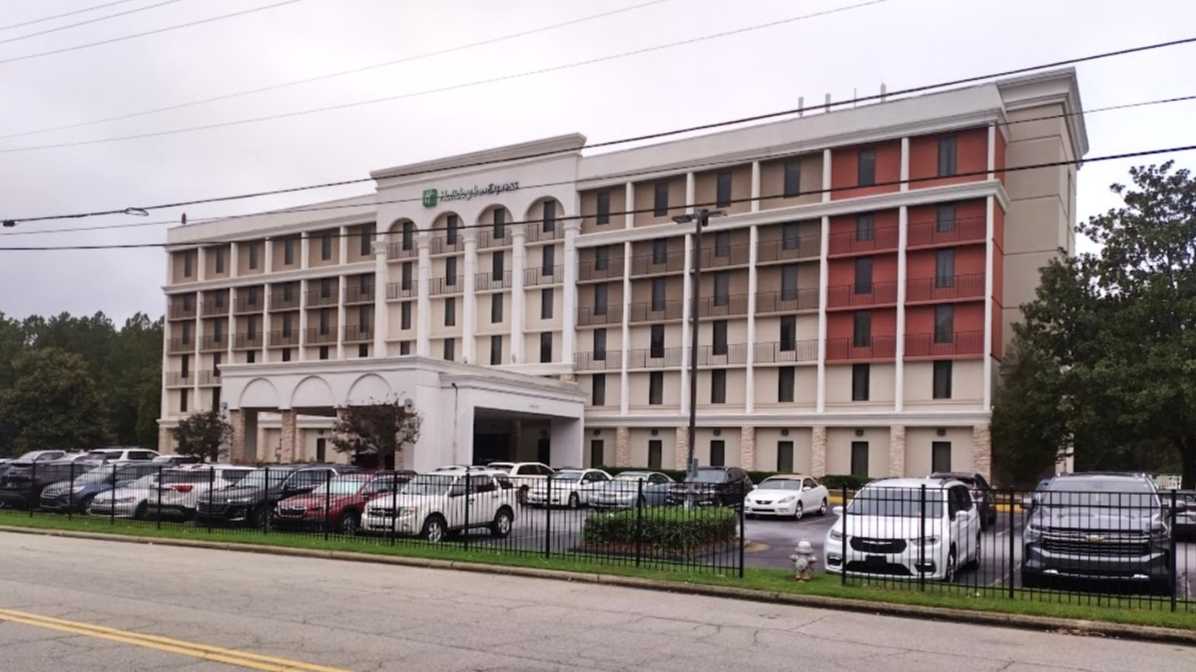 Holiday Inn Express ATL Airport Parking