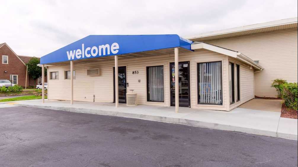 Motel 6 ORF Airport Parking