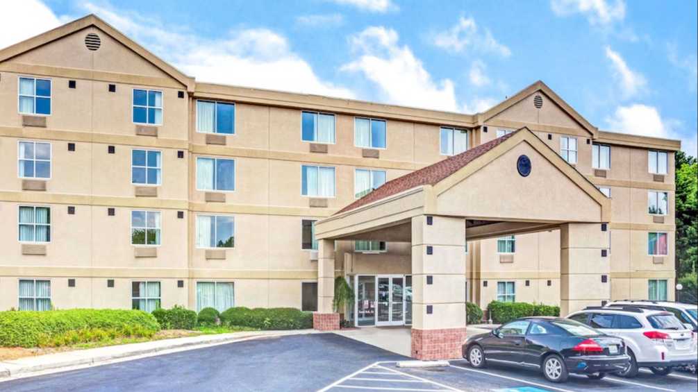 Quality Suites East ATL Airport Parking