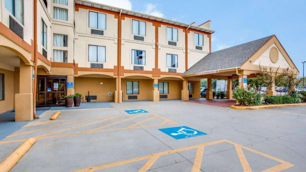 Comfort Inn & Suites DAL Airport Parking