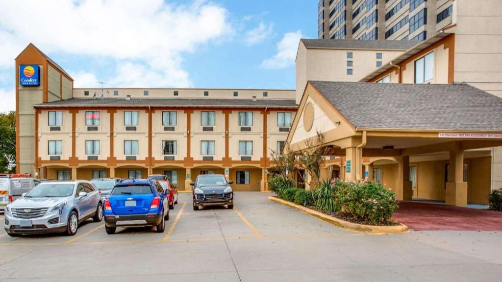 Comfort Inn & Suites DAL Airport Parking