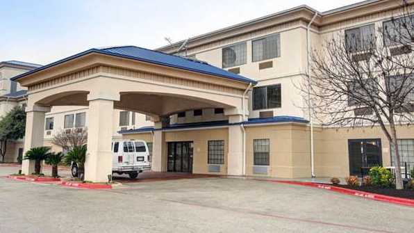 Garner Del Valle AUS Airport Parking