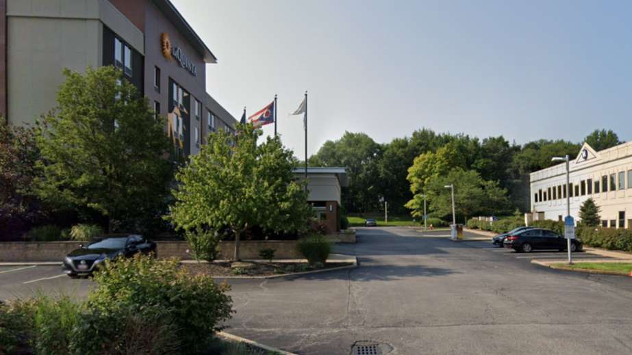 La Quinta Inn & Suites CLE Airport Parking