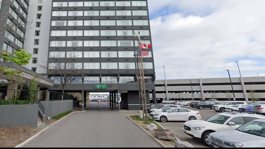  Holiday Inn by IHG YYG Airport Parking