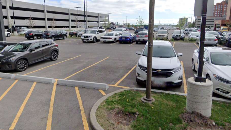  Holiday Inn by IHG YYG Airport Parking