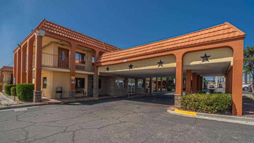 Super 8 by Wyndham ELP Airport Parking