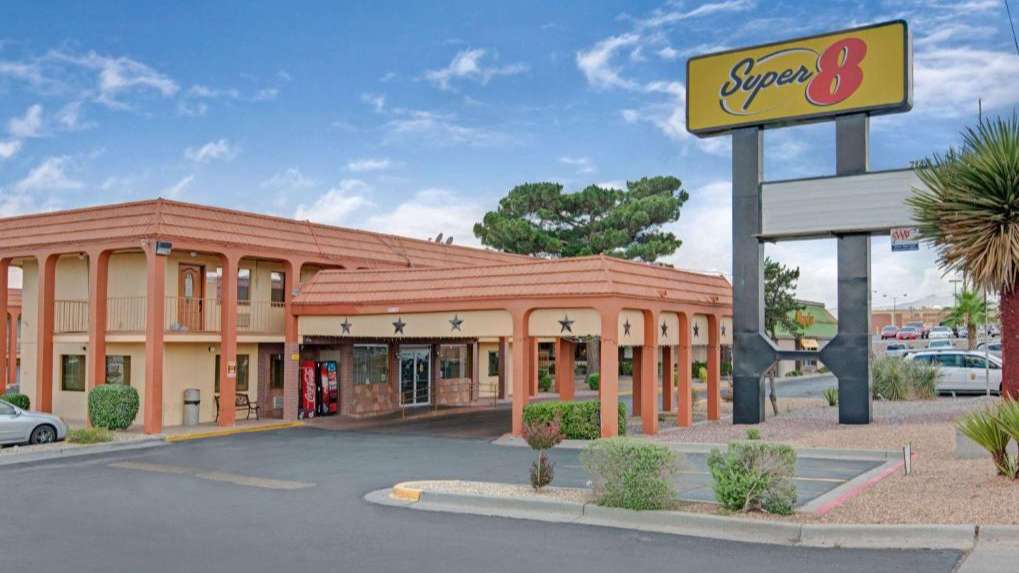 Super 8 by Wyndham ELP Airport Parking