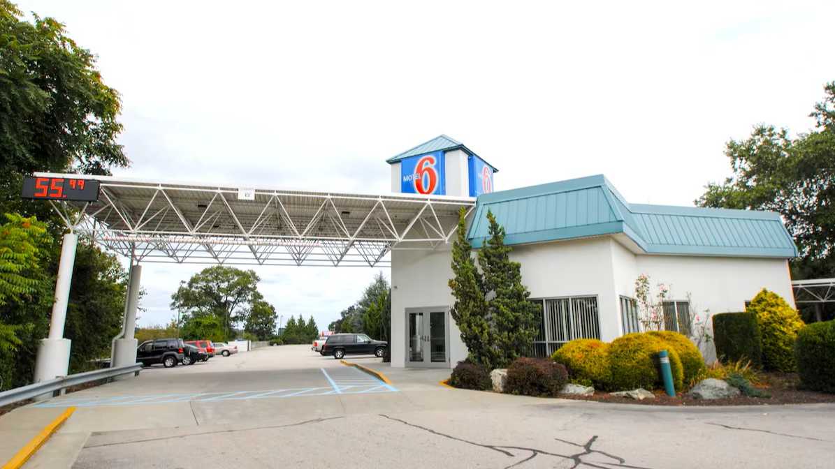 Motel 6 PVD Airport Parking