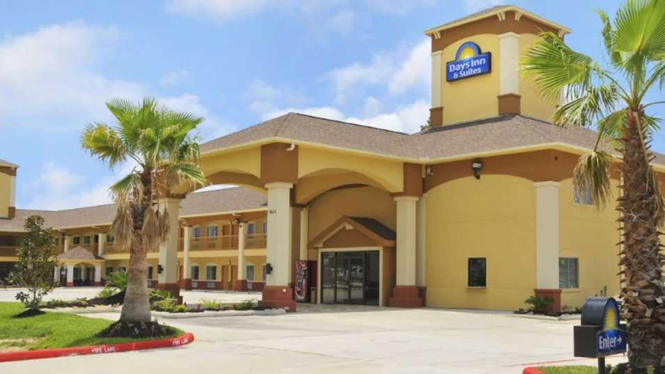 Days Inn by Wyndham IAH Airport Parking
