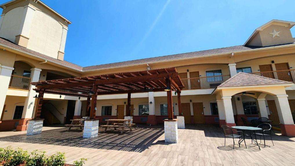 Days Inn by Wyndham IAH Airport Parking