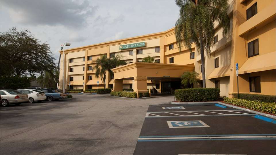 La Quinta Inn & Suites by Wyndham MIA Airport Parking