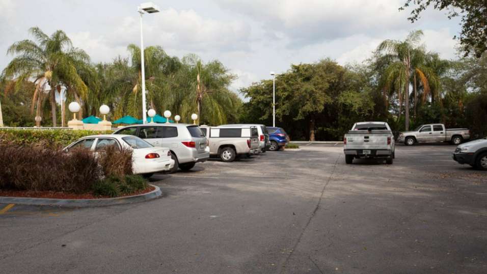 La Quinta Inn & Suites by Wyndham MIA Airport Parking