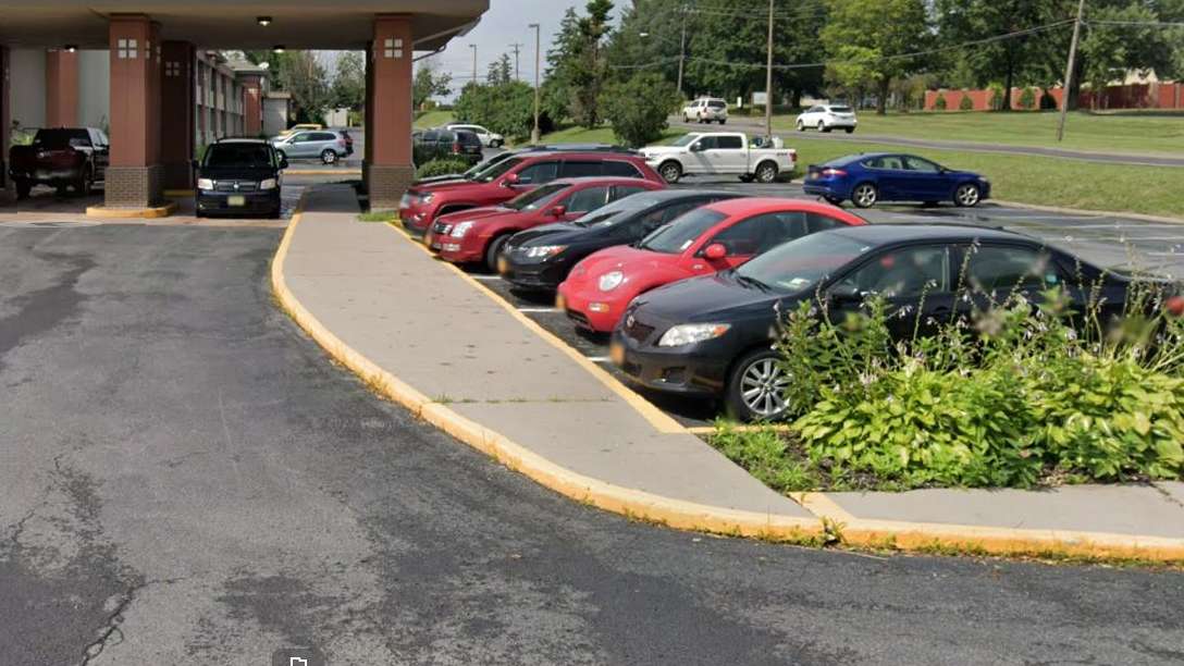 Quality Inn & Suites SYR Airport Parking