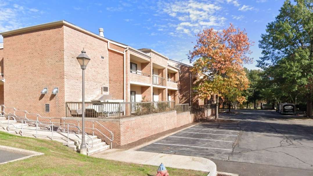 Courtyard By Marriott BDL Airport Parking