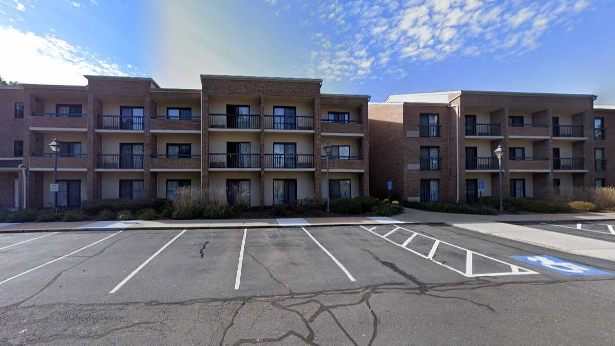 Courtyard By Marriott BDL Airport Parking