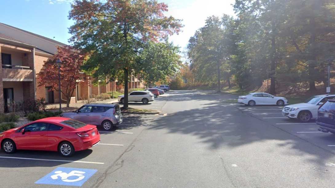 Courtyard By Marriott BDL Airport Parking