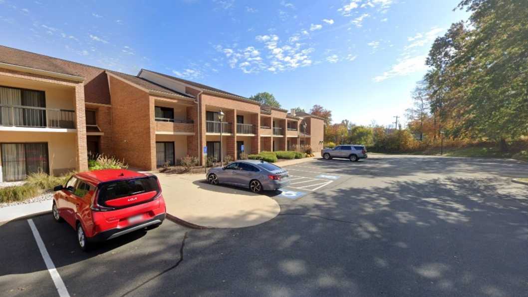 Courtyard By Marriott BDL Airport Parking