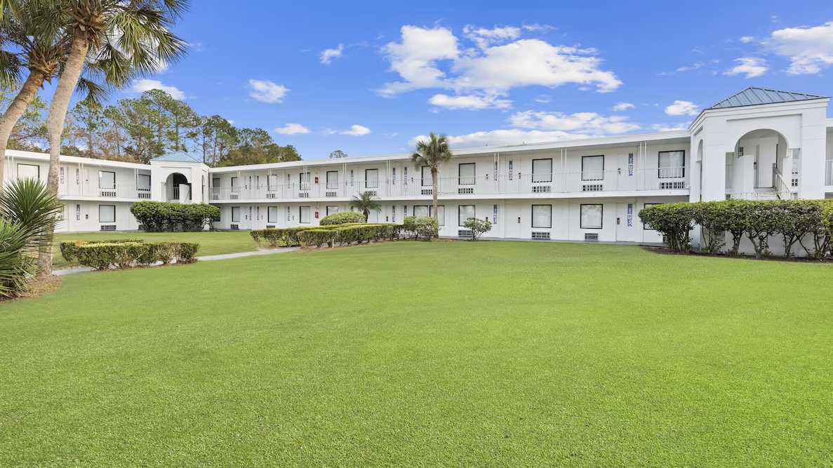 Developer Inn & Suites JAX Airport Parking