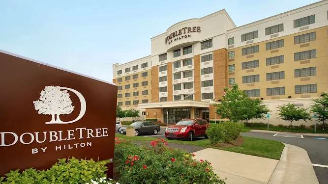 DoubleTree by Hilton Hotel Sterling IAD Airport Parking