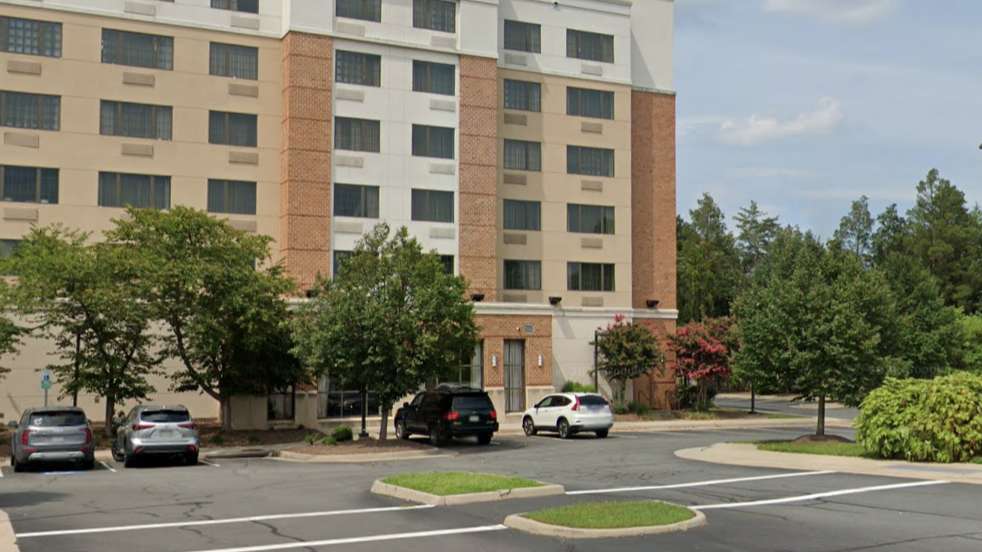 DoubleTree by Hilton Hotel Sterling IAD Airport Parking