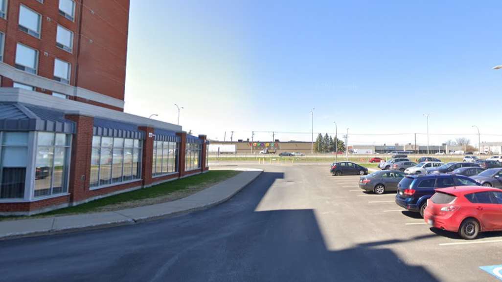 Embassy Suites by Hilton YUL Airport Parking