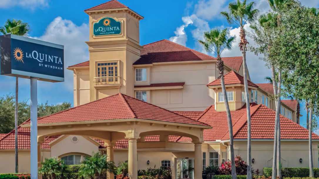 La Quinta Inn & Suites MCO Airport Parking