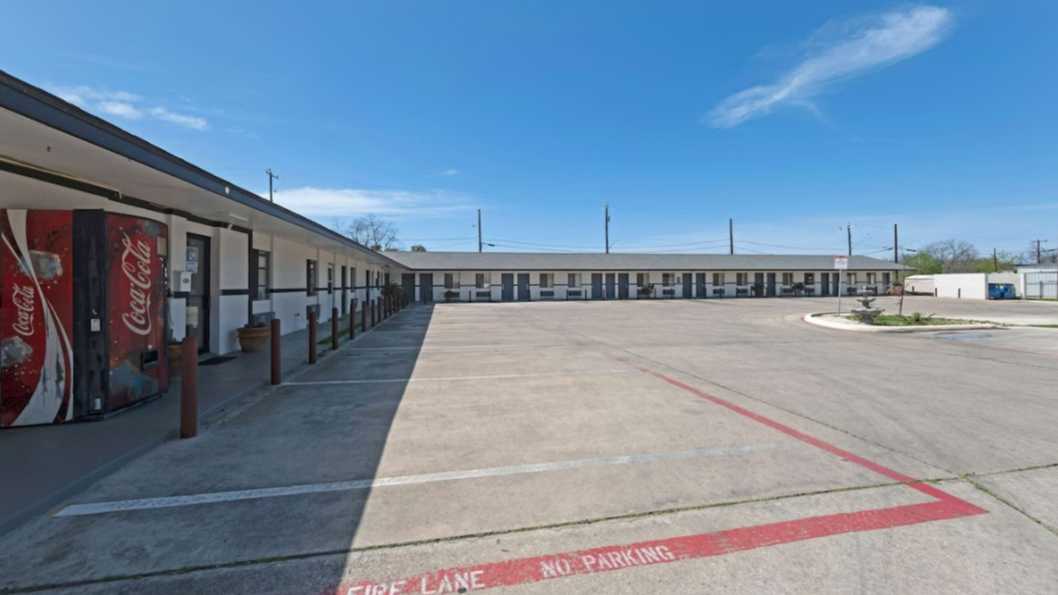 Alamo Inn and Suites SAT Airport Parking