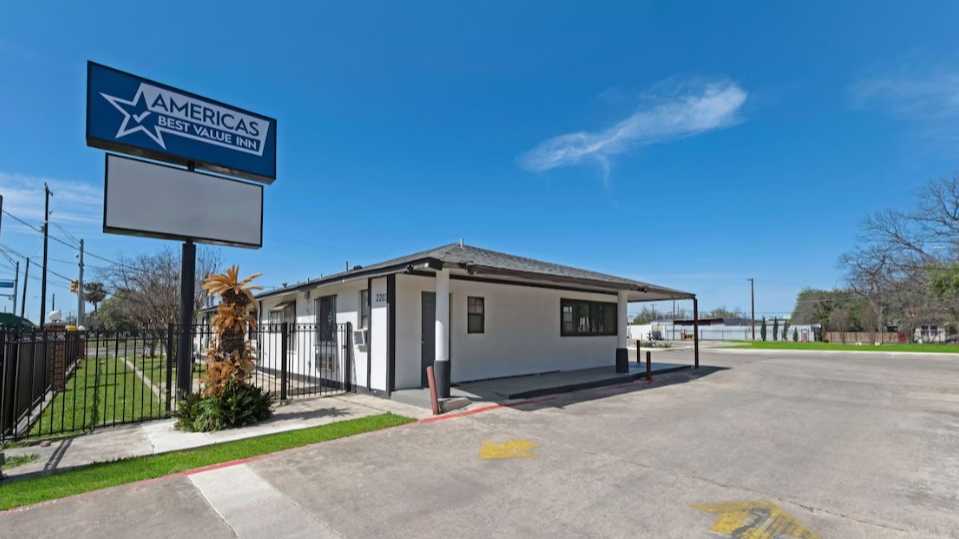 Alamo Inn and Suites SAT Airport Parking
