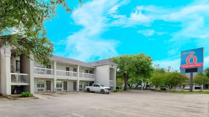 Studio 6 SAT Airport Parking
