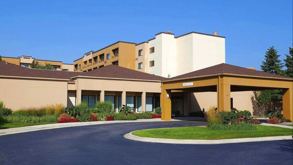 Courtyard by Marriott Des Plaines ORD Airport Parking 