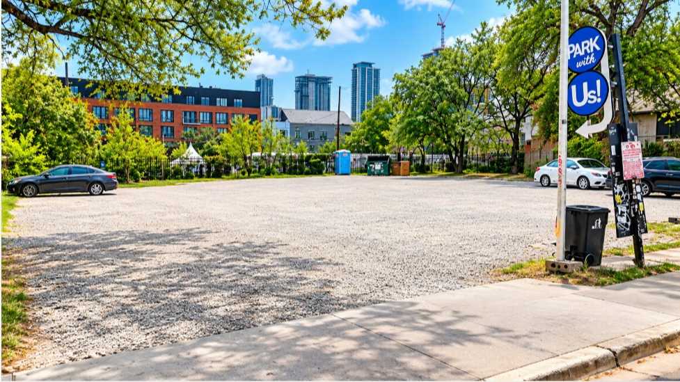 (M) KLINE LOT AUS Airport Parking