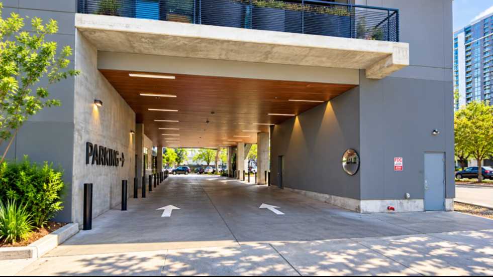 (M) 70 RAINEY STREET AUS Airport Parking