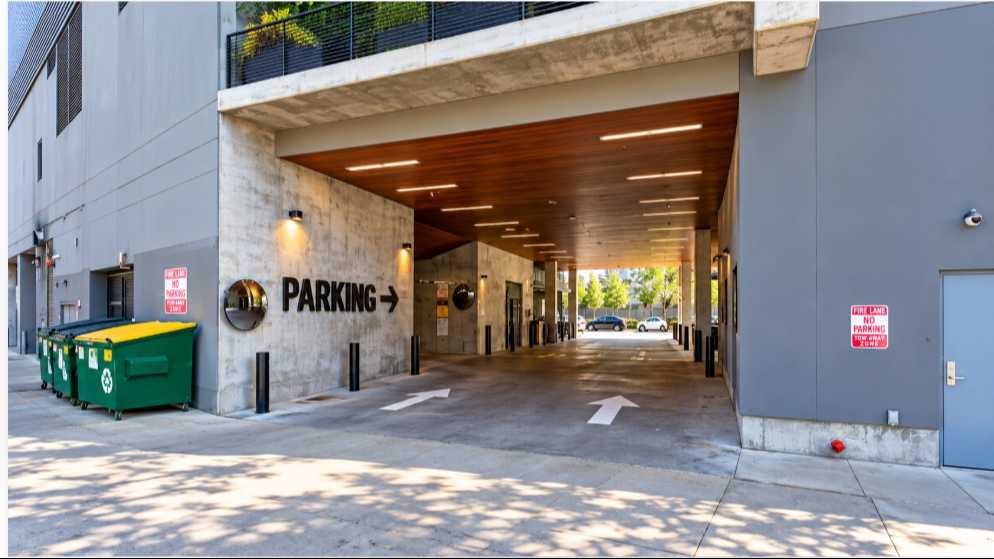 (M) 70 RAINEY STREET AUS Airport Parking