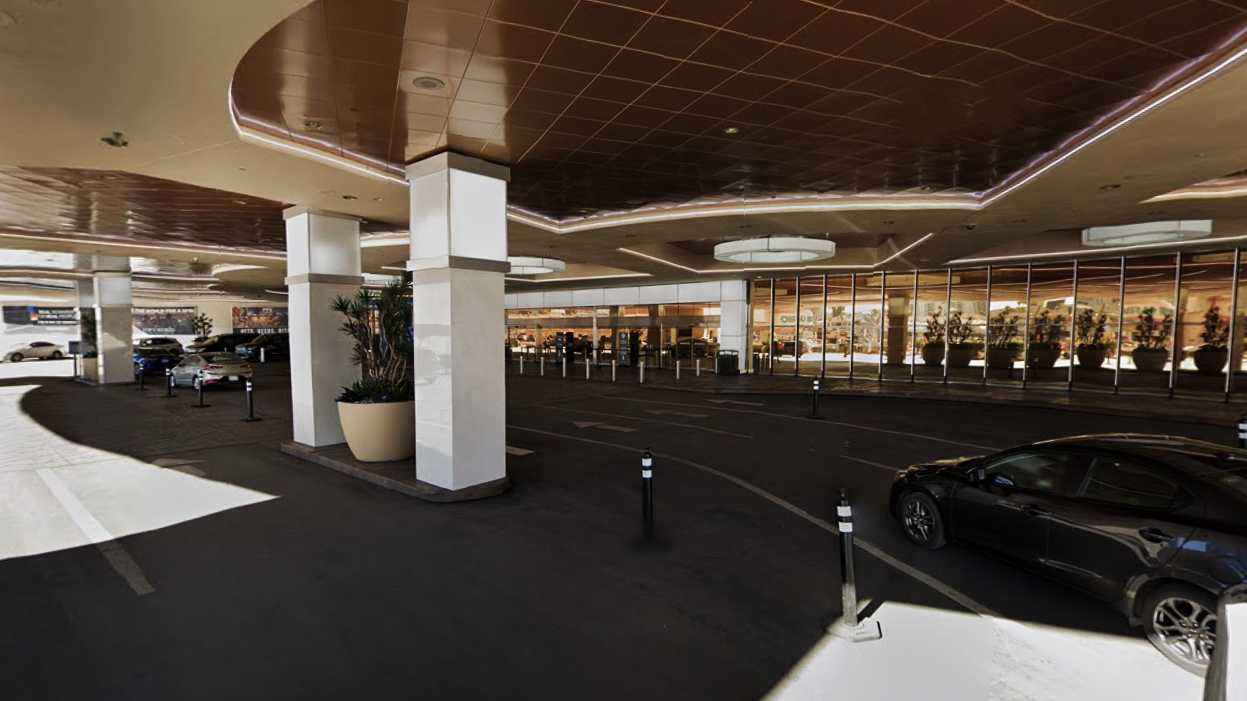 (M) THE STRAT - GARAGE LAS Airport Parking